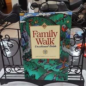 FAMILY WALK DEVOTIONAL BIBLE-NIV VERSION